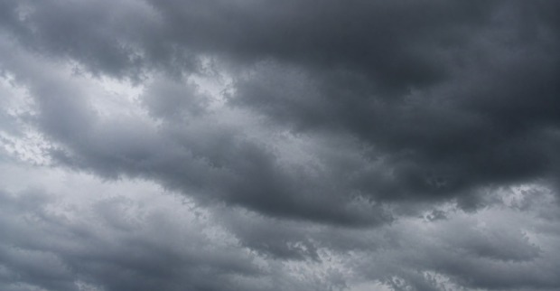 Dunkle Regenwolken am Himmel kündigen Regen, Unwetter und unbeständiges Wetter an.