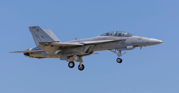 US-Militärflugzeug im Landeanflug vor blauem Himmel