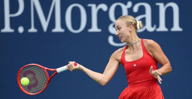 Tennisspielerin Anastasia Potapova während eines Schlags bei den US Open