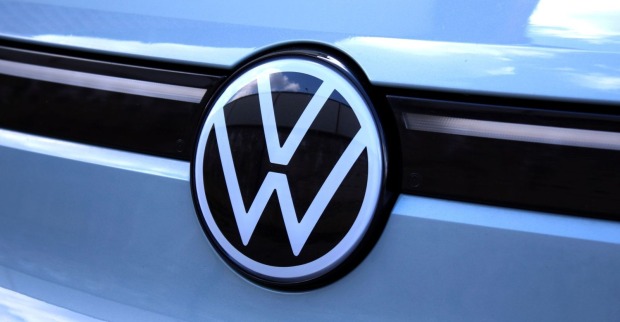 VW-Logo an einem Volkswagen. Der VW-Rückruf betrifft weltweit mehr als zwei Millionen Fahrzeuge.