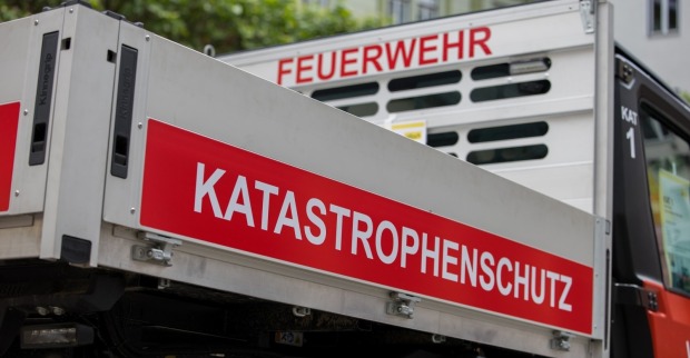 Wagrain Hagel: Radlader und ein Traktor mussten die Straßen wieder freiräumen.