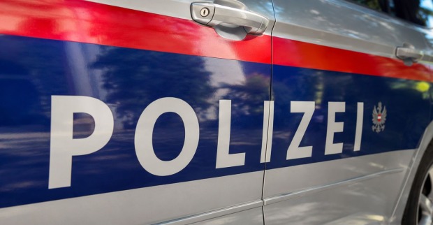 Polizeiauto mit Schriftzug Polizei nach tödlichem Unfall eines 47-Jährigen aus Waidhofen an der Ybbs auf der B115.