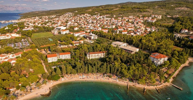 Kroatische Urlaubsinsel Brač mit Küste und Ferienort – rund 500 Menschen wurden wegen eines Waldbrands evakuiert