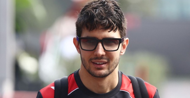 Esteban Ocon im Haas-Teamshirt an der Formel-1-Rennstrecke