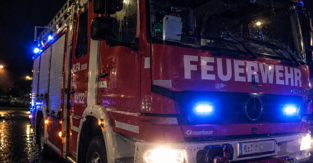 Feuerwehrauto mit Blaulicht bei Nacht während eines Einsatzes wegen eines Wasserschadens im Klinikum Wels-Neustadt.
