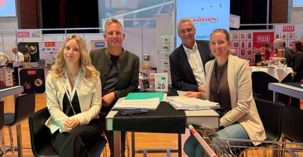 Lisa Brodinger, Josef Hirschbichler und Larissa Zorn von der Walleggalm freuen sich über den Besuch bei Gastgeber Kurt Schneider (2. v. re.) und den gemeinsamen Austausch.