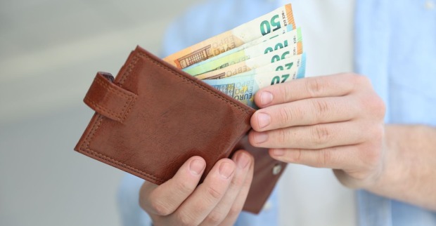 Geldscheine in einer Geldbörse als Symbol für den 250-Euro-Heizkostenzuschuss in Salzburg.