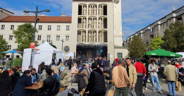 Menschenmenge beim Welt-Floridsdorf-Tag auf dem Pius-Parsch-Platz
