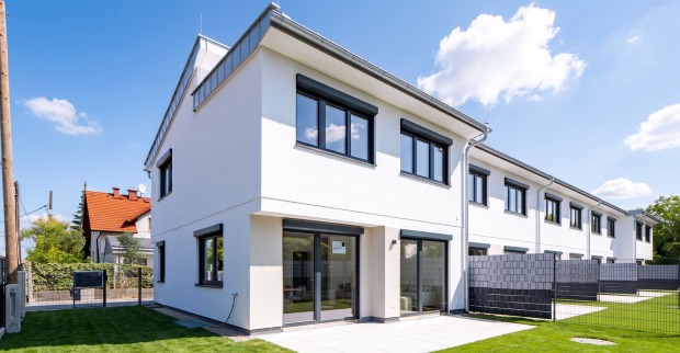 Modernes Wohnhaus im Grünen | Credit: AI-bearbeitet/Echtfotos mit virtueller Möblierung/Glorit Bausysteme