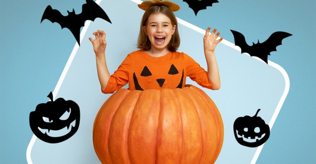 Mädchen in Halloween-Verkleidung in einem Kürbis | Credit: Q19 Shopping Center GmbH