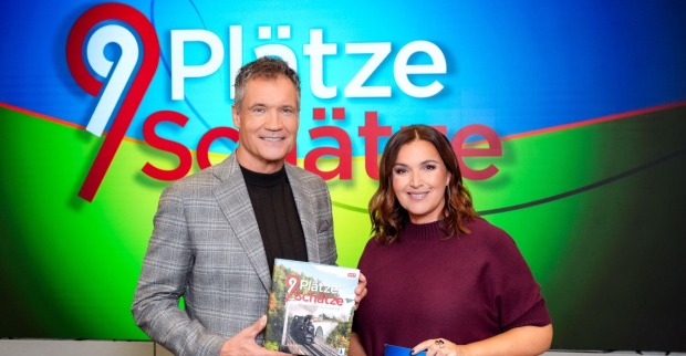 Barbara Karlich und Armin Assinger vor der Kulisse für 9 Plätze 9 Schätze