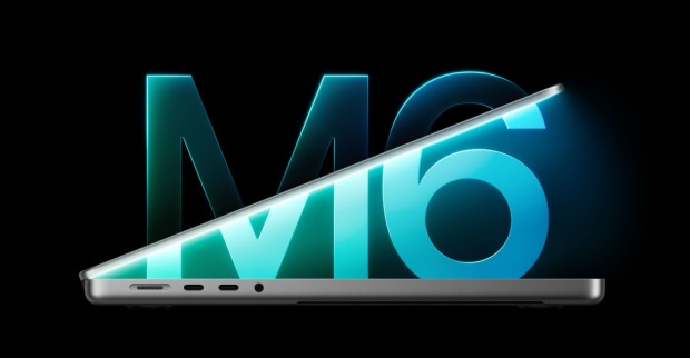 Seitliche Ansicht eines Apple MacBook Pro mit silbernem Gehäuse vor schwarzem Hintergrund und türkisfarbener M6-Grafik.