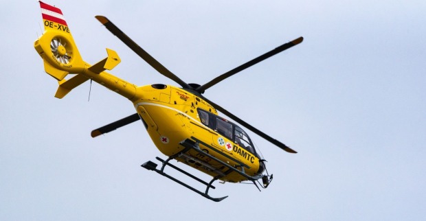 Rettungshubschrauber des ÖAMTC fliegt über Graz