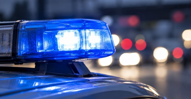 Blaues Polizeiblaulicht in Nahaufnahme als Symbolbild für den schweren A2-Unfall bei Graz.