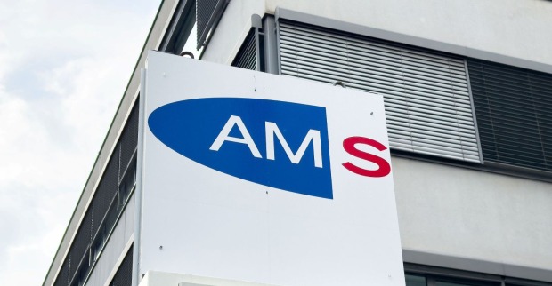 Das Logo des Arbeitsmarktservice (AMS) an einer Fassade.