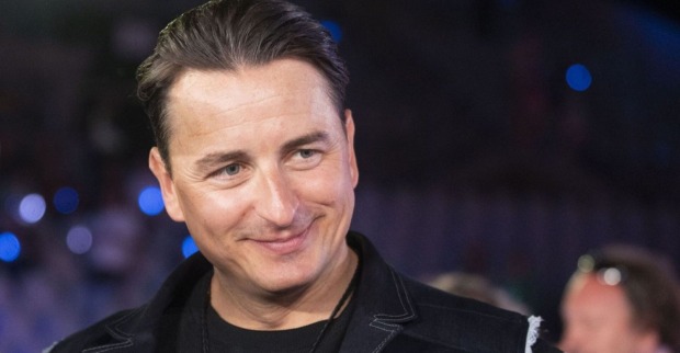 Andreas Gabalier lächelt bei einem öffentlichen Auftritt. Der Volks-Rock’n’Roller startet im Oktober seine Unplugged-Tour 2026 durch Deutschland, Österreich und die Schweiz.
