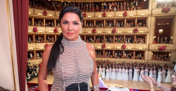 Anna Netrebko mit einem Perlenoberteil