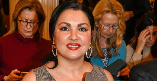Anna Netrebko lächelt mit rotem Lippenstift