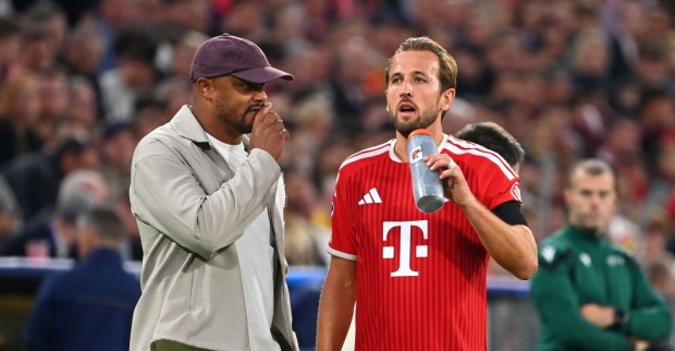 Harry Kane im Trikot des FC Bayern mit Trainer Vincent Kompany.