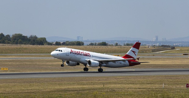 Flugzeug von Austrian Airlines (AUA) auf einer Landebahn. Ein AUA-Flug von Tel Aviv nach Wien musste wegen einer Bombendrohung in Sofia notlanden.