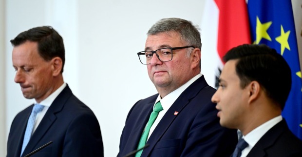 (v.l.) ÖVP-Klubobmann Ernst Gödl, Sts. Jörg Leichtfried (SPÖ) und NEOS-Klubchef Yannick Shetty beim Pressefoyer nach einer Sitzung des Ministerrates am Mittwoch, 7. Oktober 2026, in Wien