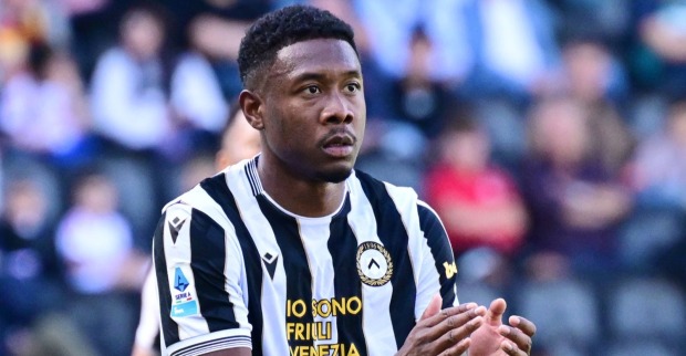 David Alaba im schwarz-weißen Trikot von Udinese Calcio auf dem Fußballplatz.