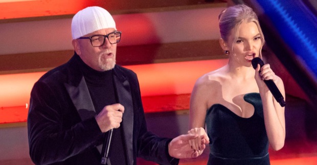 DJ Ötzi und Tochter Lisa-Marie Friedle stehen gemeinsam mit Mikrofonen auf der Bühne.