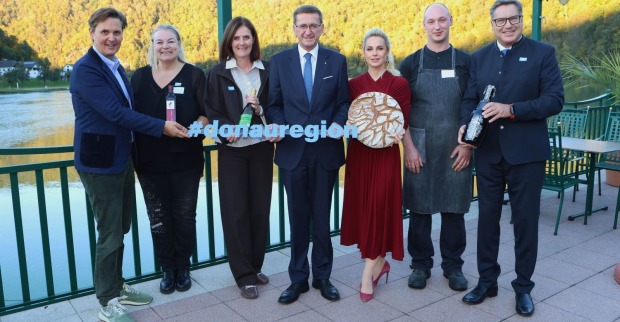 Am Foto: Andreas Winkelhofer (Geschäftsführer Oberösterreich Tourismus), Bgm.in Karin Wundsam (Obfrau Werbegemeinschaft Donauregion Oberösterreich), Petra Riffert (Geschäftsführerin Tourismusverband Donauregion Oberösterreich), Markus Achleitner (Wirtschafts- und Tourismuslandesrat Land Oberösterreich), Silvia Schneider (Moderatorin), Marco Embreus (Küchenchef Riverresort Donauschlinge), Friedrich Kaindlstorfer (Aufsichtsratsvorsitzender Tourismusverband Donauregion Oberösterreich)