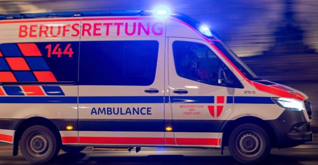 Rettungswagen der Wiener Berufsrettung auf einer Wiener Straße