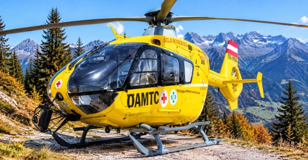 Notarzthubschrauber nahe einer Forststraße in Tirol