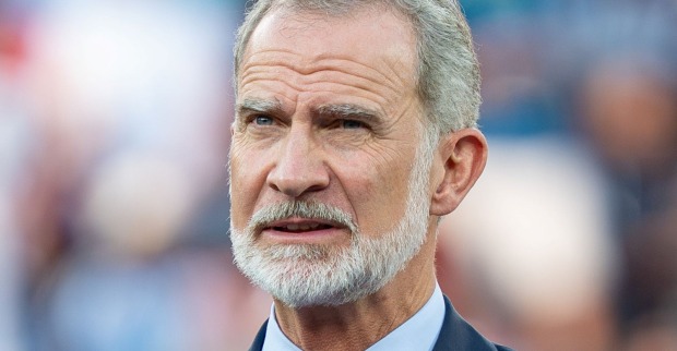 Porträt von König Felipe VI von Spanien mit grauem Haar und Bart. Nach seiner Augenoperation steht die Kommunikation des Königshauses in der Kritik.
