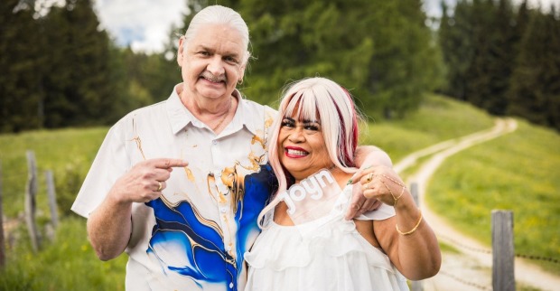ATV-Kultpaar Norbert und Susi posiert gemeinsam für Forsthaus Rampensau 2026 und zeigt sich gut gelaunt vor einer grünen Landschaft.