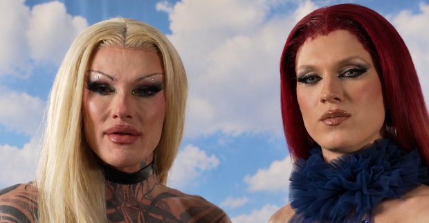 Philisha Conditioner und Shira aus „Forsthaus Rampensau 2026“ posieren mit auffälligem Drag-Make-up vor einem Wolkenhimmel. Philisha trägt blonde Haare, Shira dunkelrote Haare.