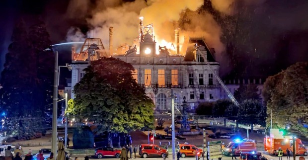 Das Rathaus von Limoges steht in Brand.