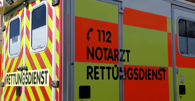 Deutscher Rettungswagen mit der Aufschrift „Notarzt“ und „Rettungsdienst“ sowie der Notrufnummer 112.