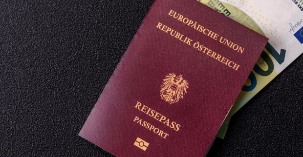 Österreichischer Reisepass mit Geldscheinen im Hintergrund
