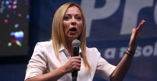 Italiens Ministerpräsidentin Giorgia Meloni spricht bei einer politischen Veranstaltung ins Mikrofon. Nach den Ausschreitungen in Mailand plant sie den Einsatz von 500 zusätzlichen Soldaten.