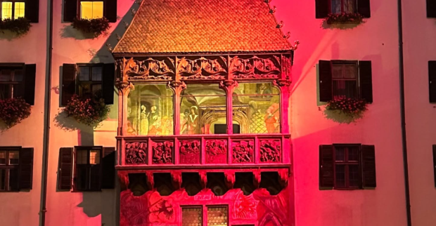 Goldenes Dachl in Innsbruck leuchtet pink anlässlich des Brustkrebsmonats Oktober.