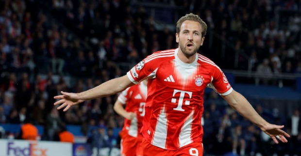 Harry Kane jubelt im roten Trikot des FC Bayern München auf dem Fußballplatz.