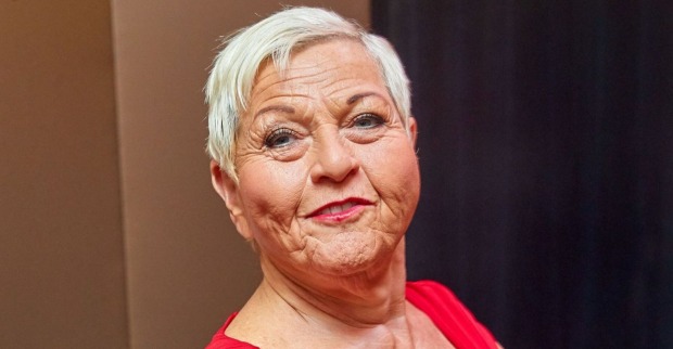 Jazz Gitti mit kurzen platinblonden Haaren und rotem Oberteil. Die österreichische Kultsängerin sorgt mit einem skurrilen Ekel-Video auf Instagram für Aufsehen.