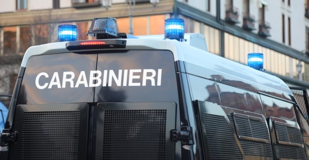 Tragischer Unfall in Jesolo: Ein 46-jähriger Mann ist am Mittwochmorgen ums Leben gekommen, nachdem ein Baum beziehungsweise großer Ast auf sein Auto gestürzt war.