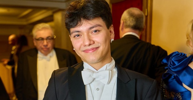 ESC-Star JJ (Johannes Pietsch) lächelt im schwarzen Anzug mit weißer Fliege in die Kamera. Ein Verband an seinem Finger sorgt aktuell für Fan-Sorgen.