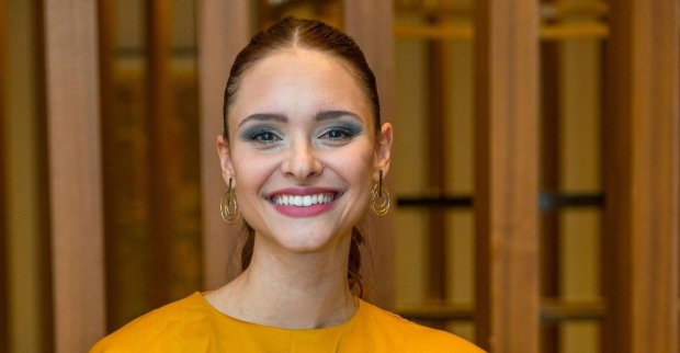 Puls 4-Moderatorin Julia Furdea lächelt in einem gelben Oberteil in die Kamera. Auf Instagram spricht sie offen über Botox, Falten und das Älterwerden.