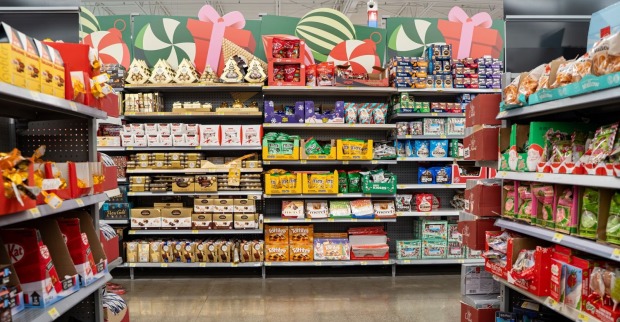 Supermarkt regal mit Weihnachtsprodukten.