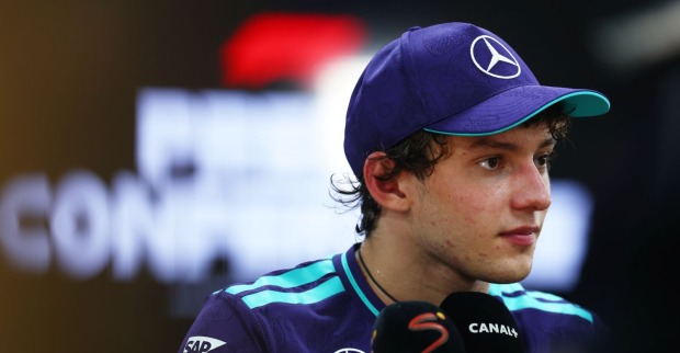 Mercedes-Pilot Kimi Antonelli mit Teamkappe bei einem Medieninterview vor dem Mexiko-GP.
