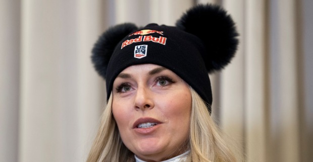 Lindsey Vonn mit blonden Haaren und schwarzer Red-Bull-Mütze bei einem öffentlichen Auftritt. Die ehemalige Ski-Queen sorgt mit Bikini-Fotos auf Instagram für Aufsehen.