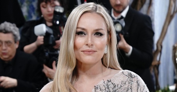 Lindsey Vonn zeigt sich mit langen blonden Haaren und elegantem Glitzerkleid bei einem glamourösen Auftritt auf dem roten Teppich.