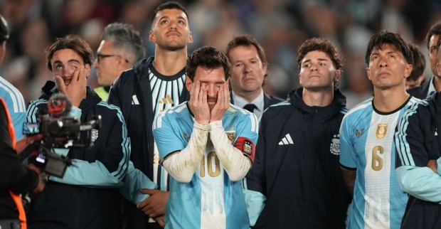 Lionel Messi umgeben von Teamkollegen beim Spiel Argentinien gegen Benin