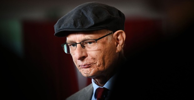 Finanzminister Markus Marterbauer mit schwarzer Schiebermütze und Brille. Er äußert sich zur politischen Zukunft von Andreas Babler.