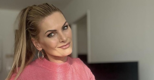 Ex-ORF-Lottofee Martina Kaiser mit rosa Pullover und Pferdeschwanz. Die ehemalige ORF-Moderatorin wehrt sich auf Instagram gegen eine fiese Bodyshaming-Attacke.